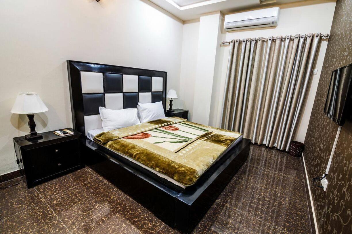 Midway Hotel & Restaurant Sadiqabad Εξωτερικό φωτογραφία