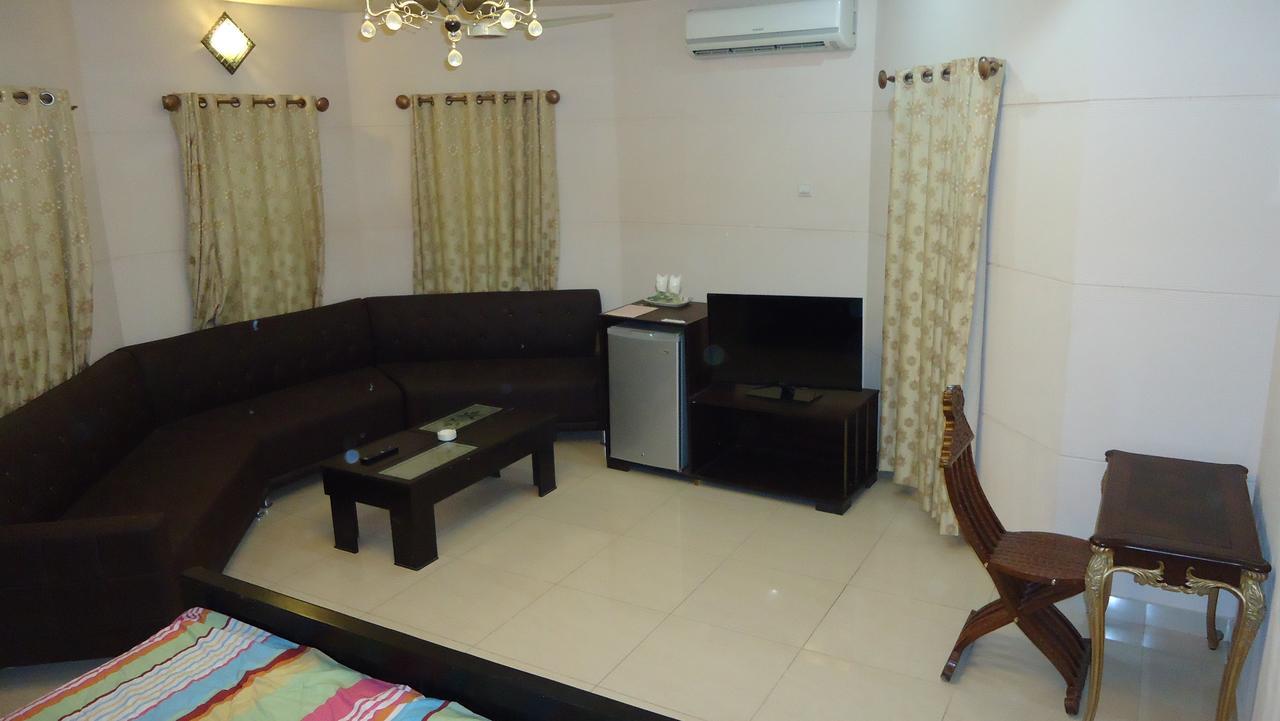 Midway Hotel & Restaurant Sadiqabad Εξωτερικό φωτογραφία