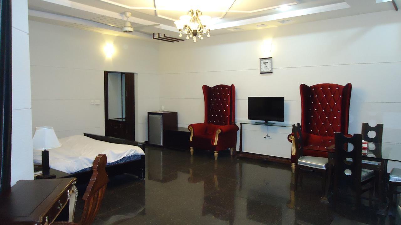 Midway Hotel & Restaurant Sadiqabad Εξωτερικό φωτογραφία