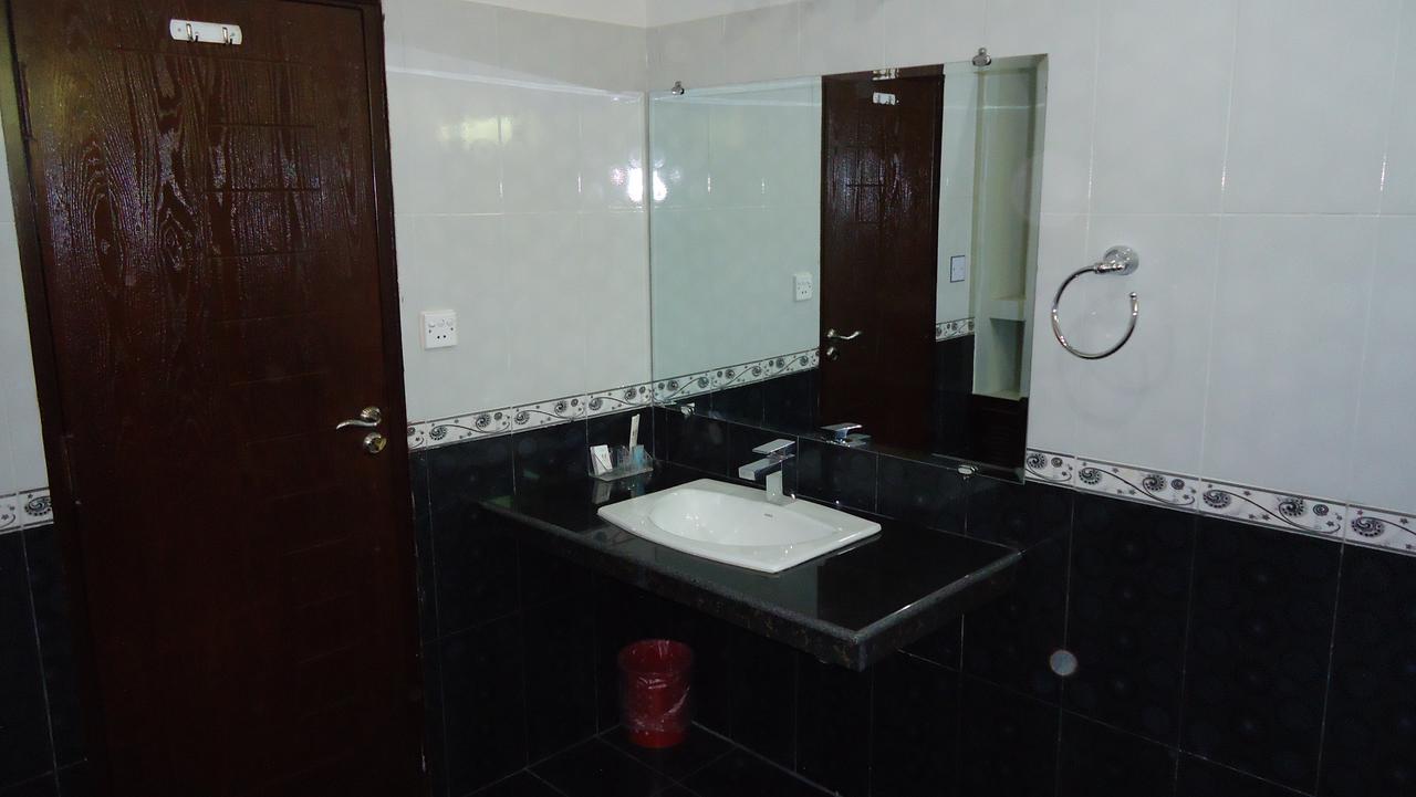 Midway Hotel & Restaurant Sadiqabad Εξωτερικό φωτογραφία