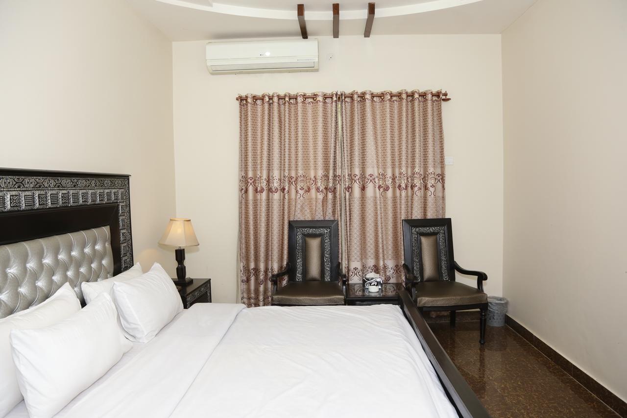 Midway Hotel & Restaurant Sadiqabad Εξωτερικό φωτογραφία