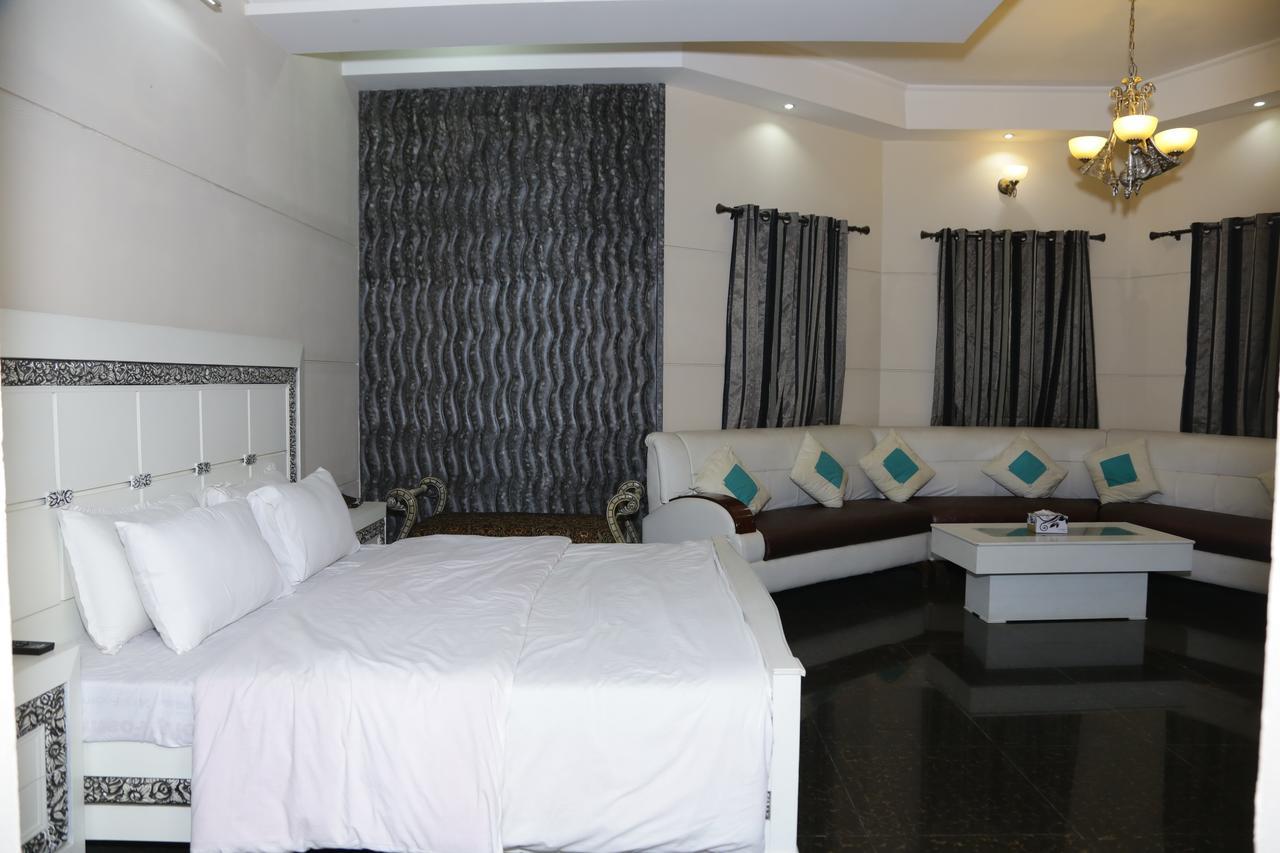 Midway Hotel & Restaurant Sadiqabad Εξωτερικό φωτογραφία