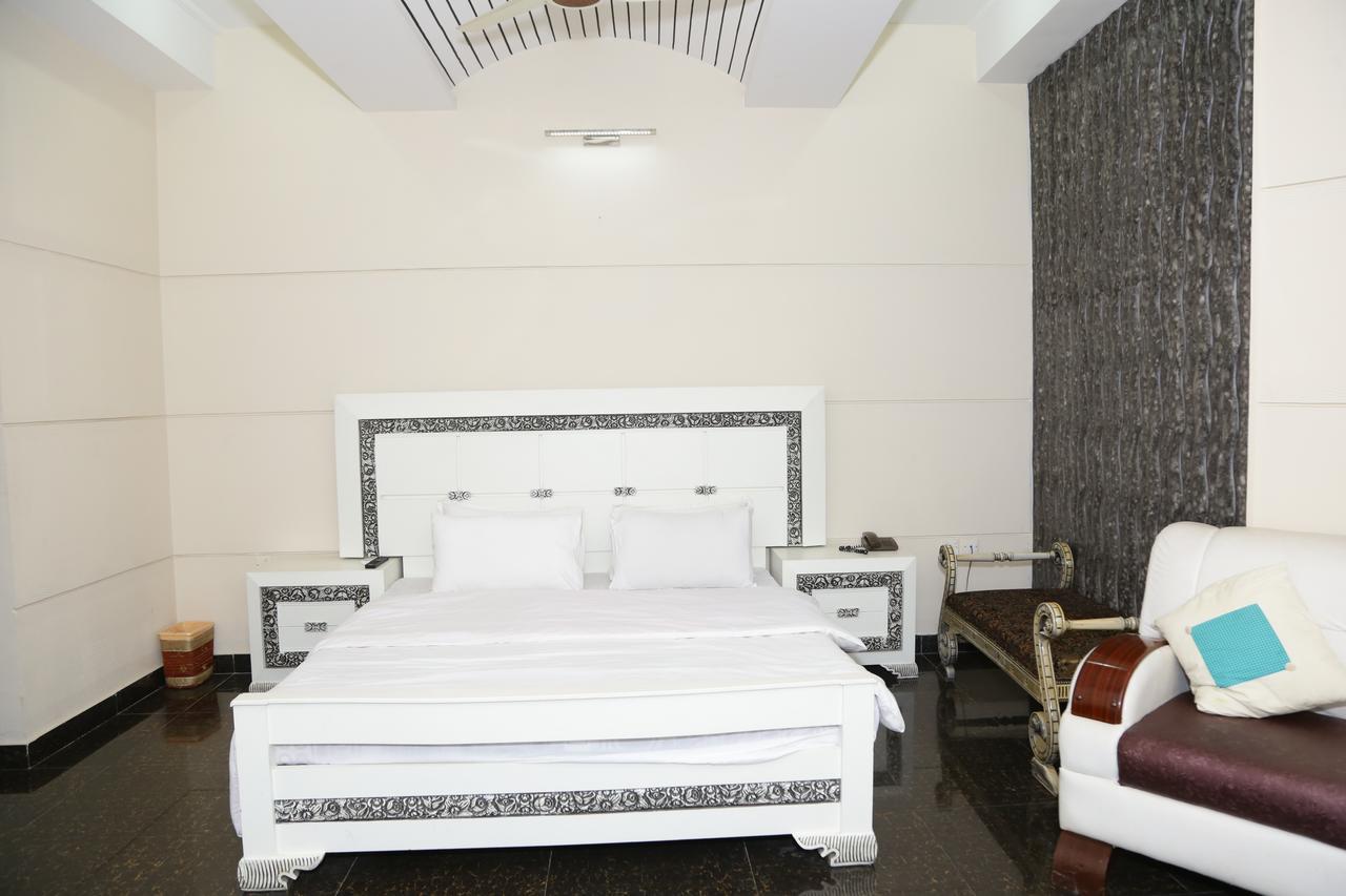 Midway Hotel & Restaurant Sadiqabad Εξωτερικό φωτογραφία